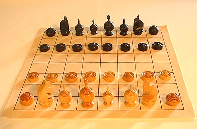 2 Set Thai Schach Set Makruk Board Kunststoff traditionelles Spiel tragbar 